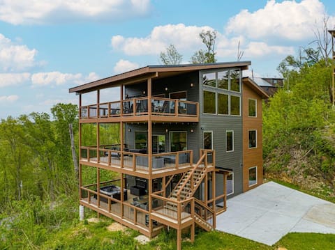 Brand New Luxury Modern cabin with amazing views
