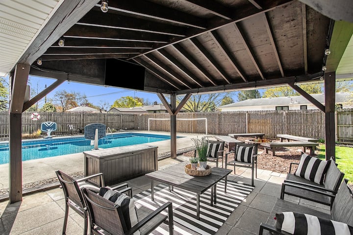 Poolside Playhouse: Hot Tub, Firepit & Games