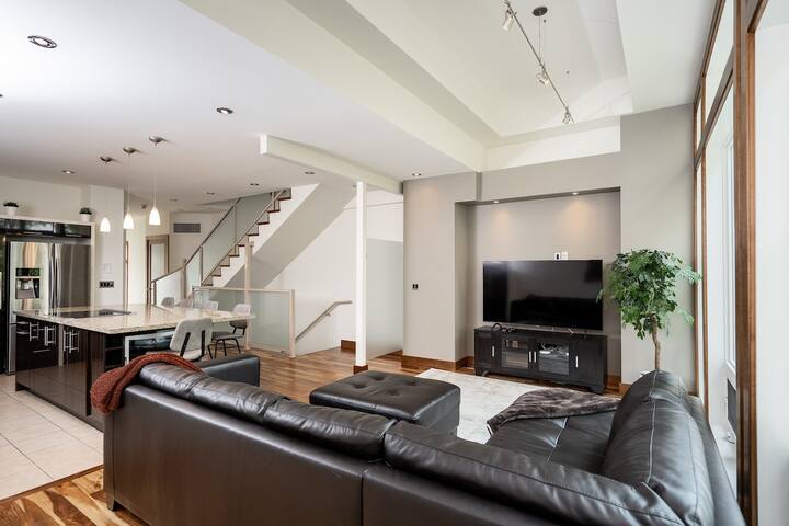 Stunning Townhouse 3 Bed 3 Bath + 2Garage Parking! gallery image 2