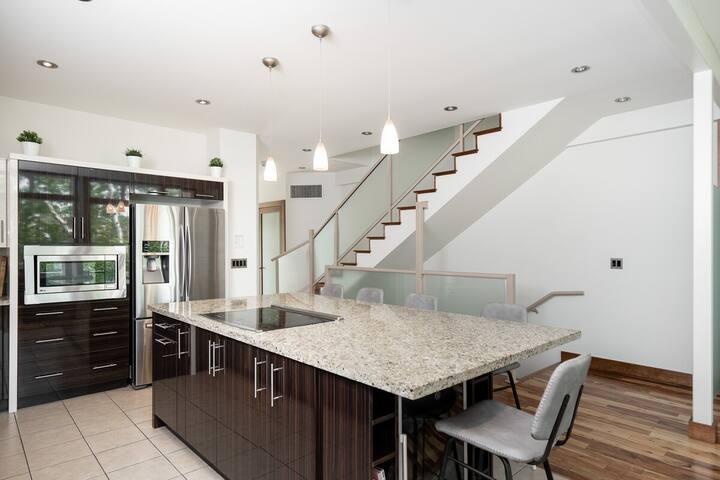 Stunning Townhouse 3 Bed 3 Bath + 2Garage Parking! gallery image 3