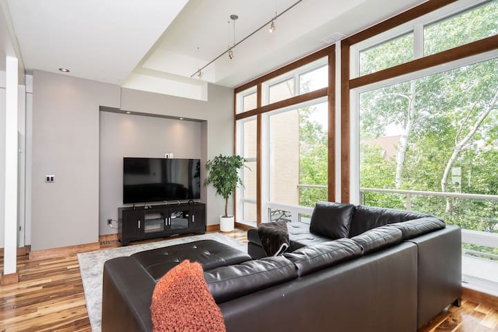 Stunning Townhouse 3 Bed 3 Bath + 2Garage Parking!