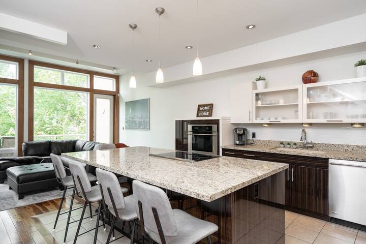 Stunning Townhouse 3 Bed 3 Bath + 2Garage Parking! gallery image 5