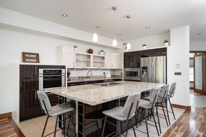 Stunning Townhouse 3 Bed 3 Bath + 2Garage Parking! gallery image 4