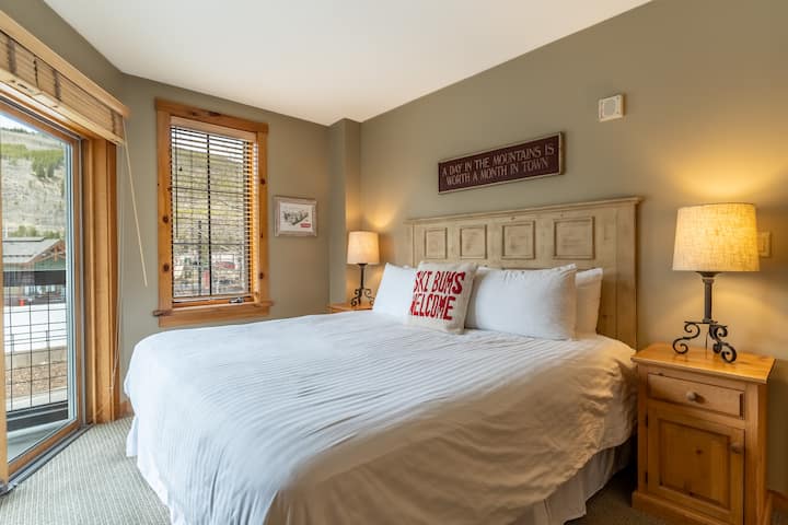 専用バルコニーとキングサイズベッドを備えた主な寝室。