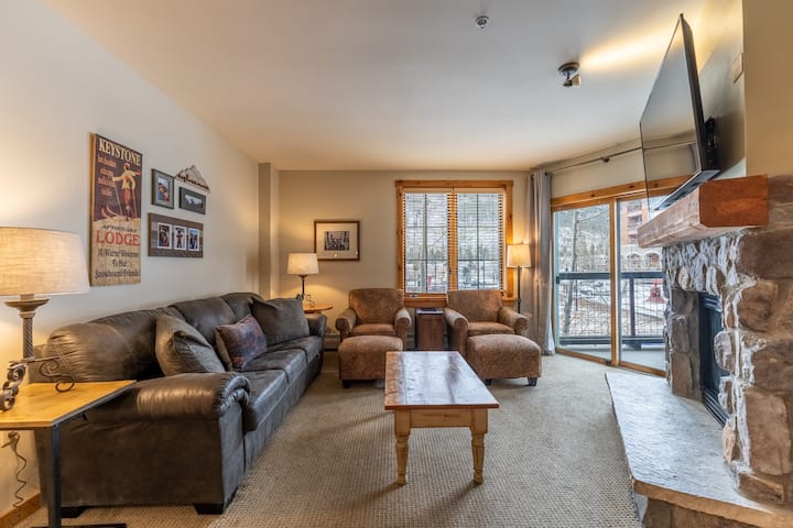 居心地の良い家具、ガス暖炉、スマートテレビを提供するリビングエリア。