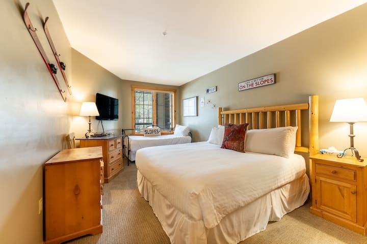 キングサイズベッド1台とシングルベッド2台をご用意しております。