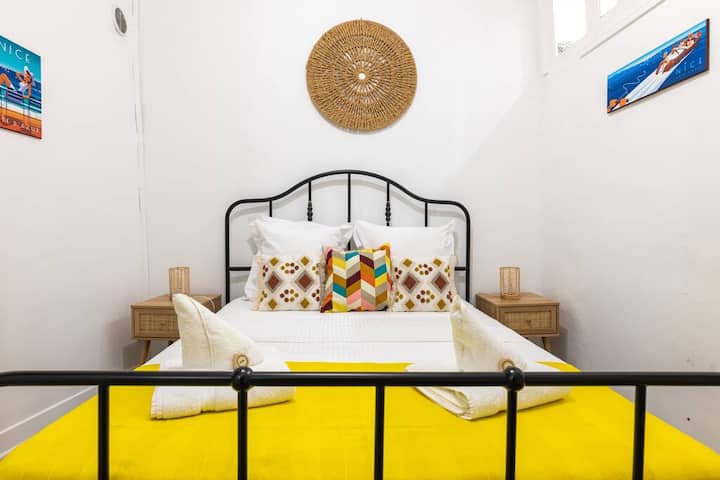 Მთავარი საძინებელი დიდი ზომის საწოლით 160x190 სმ