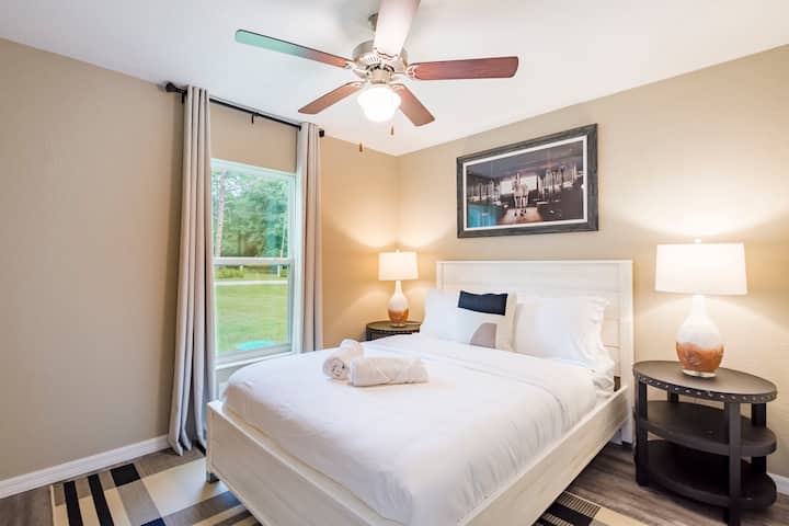 Empápate del ambiente tranquilo de este segundo dormitorio, con una cómoda cama tamaño queen. A ambos lados, las lámparas de mesa modernas brillan suavemente, destacando las cautivadoras obras de arte de un caballo majestuoso en un entorno de granero rústico. Debajo del 