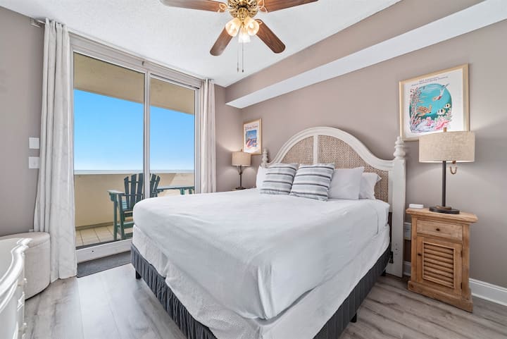 תוכלו ליהנות מחדר השינה המשני עם מיטת קינג סייז נוחה וחדר רחצה צמוד, עם מרפסת פרטית המשקיפה על השטח ועל מפרץ מקסיקו
