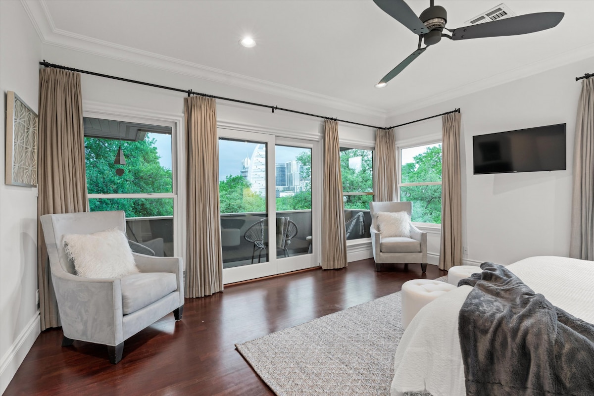 Pogled na centar grada s pet zvjezdica iz primarnog apartmana - obavezno pogledajte vlastitu kupaonicu!