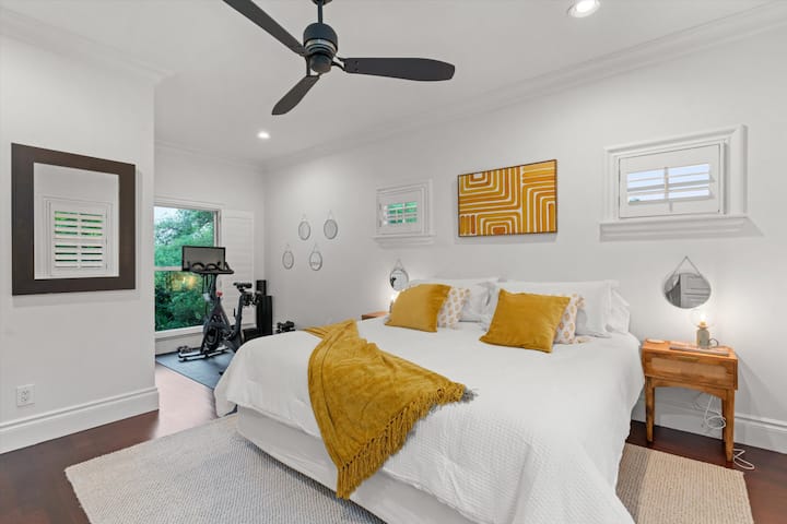 Chambre King n °2 avec Peloton, salle de bain attenante et bureau