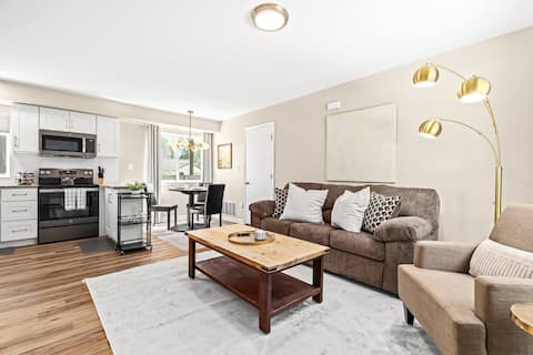 Spacious 1BR Flat w/ King Bed & Workspace