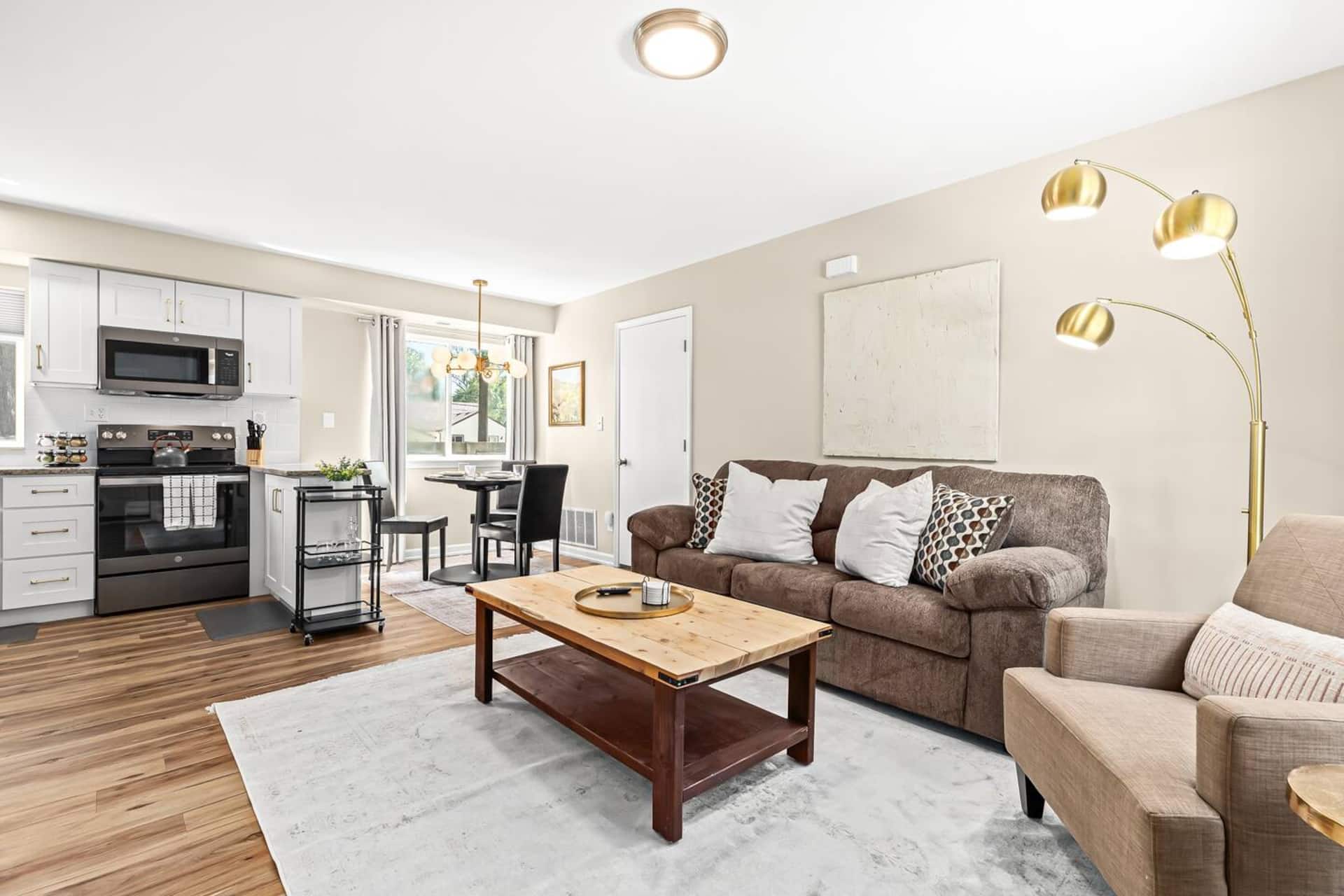Spacious 1BR Flat, Workspace, King Bed