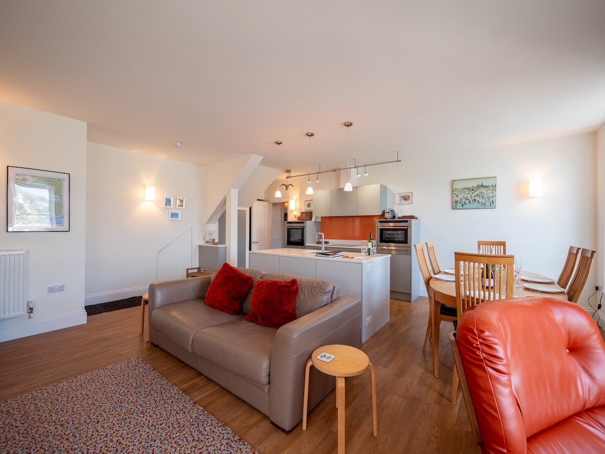 Top Airbnb: Riverside Apartment with Stunning Views & Patio in Dartmouth