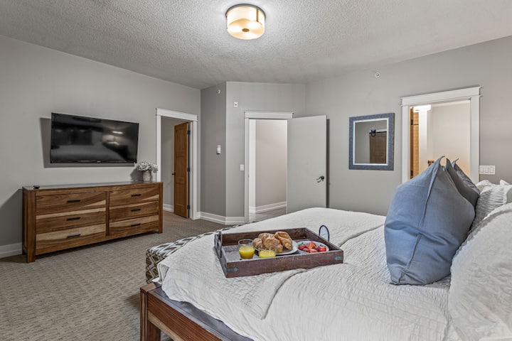 Bedroom 1 KIng