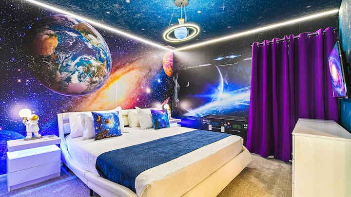 Erdvus karališkas miegamasis antrame aukšte su išmaniuoju televizoriumi.