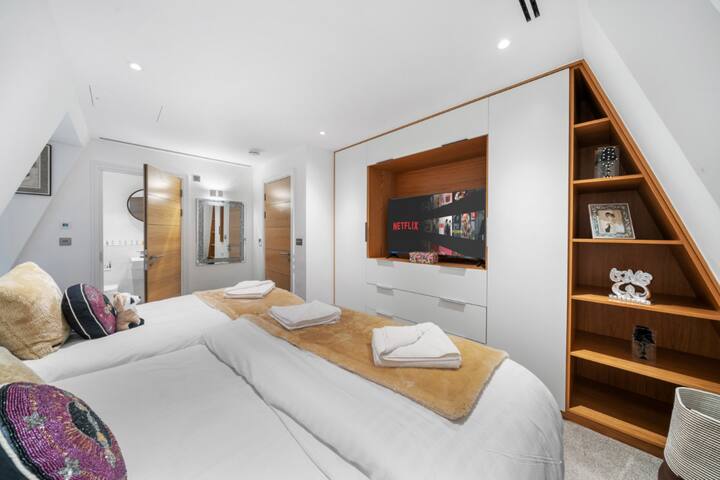 Marble Arch Luxury 3-Bedroom Penthouse Haven 73 gallery image 2