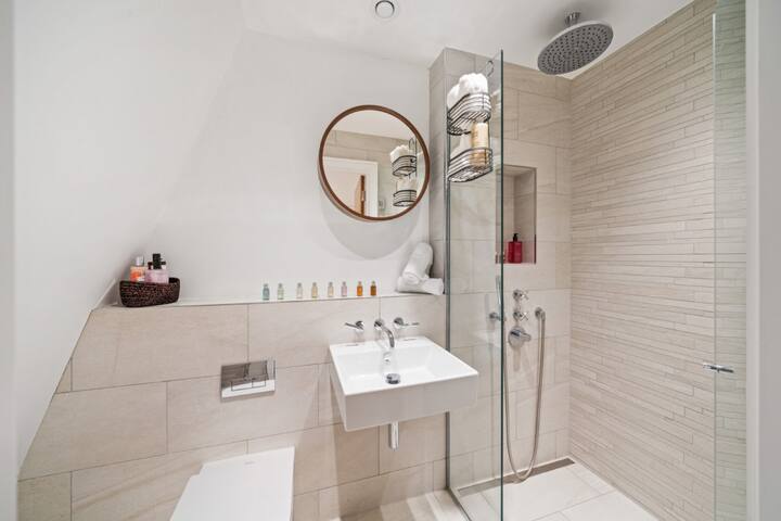 Marble Arch Luxury 3-Bedroom Penthouse Haven 73 gallery image 5