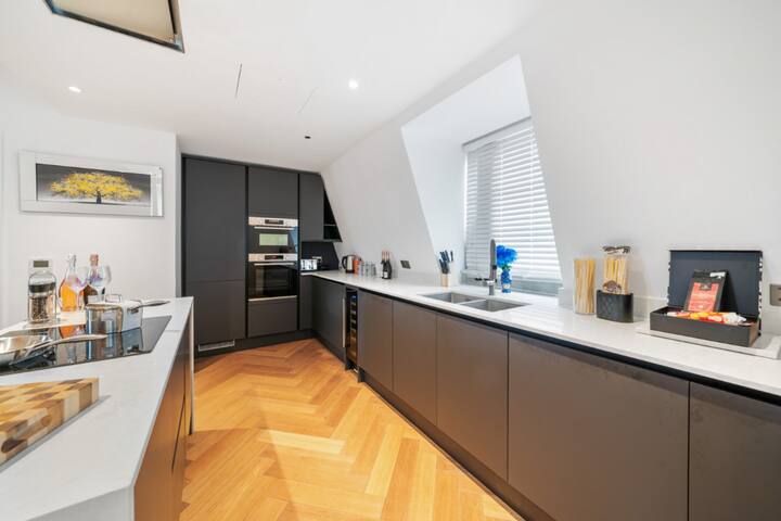 Marble Arch Luxury 3-Bedroom Penthouse Haven 73 gallery image 3