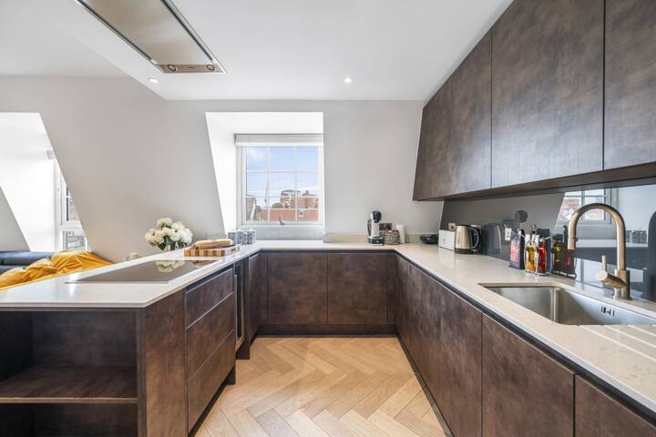 Spectacular 2-Bedroom Penthouse in Marble Arch 75 gallery image 4