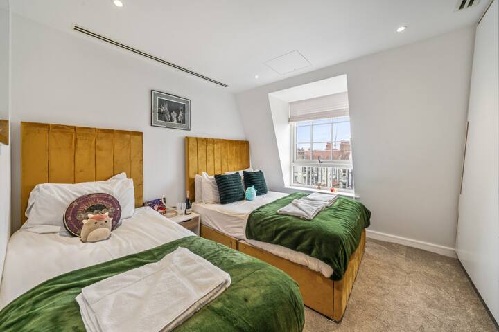 Spectacular 2-Bedroom Penthouse in Marble Arch 75 gallery image 2