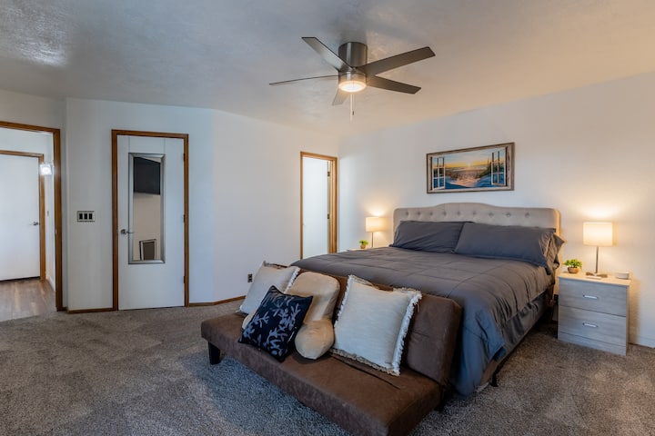 Glavna spavaća soba nalazi se nasuprot kupaonice