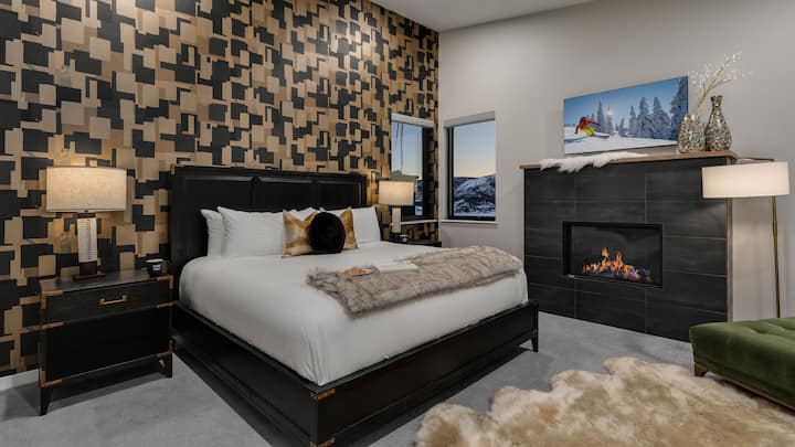 Recámara 1, planta superior: recámara principal con cama king, chimenea y TV