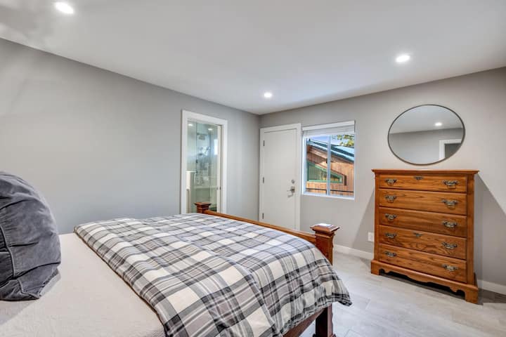 2号卧室配有套内卫生间