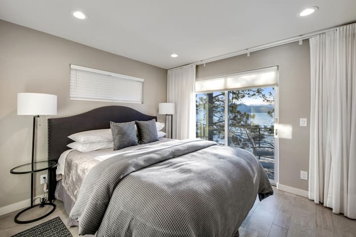 6号卧室，配备独立卫生间，可欣赏湖景