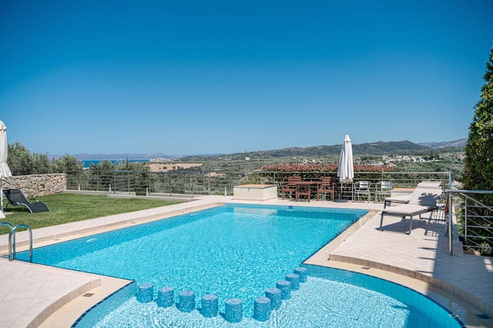 Villa with stunning views and Heated infinity pool
