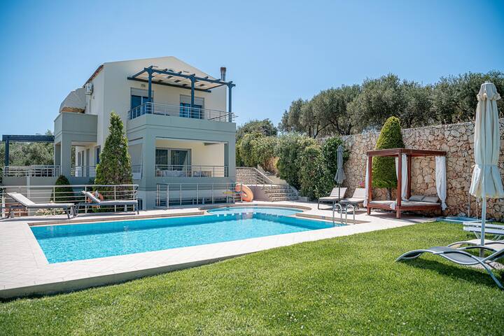 Villa with stunning views and Heated infinity pool gallery image 2