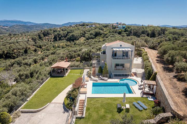 Villa with stunning views and Heated infinity pool gallery image 4