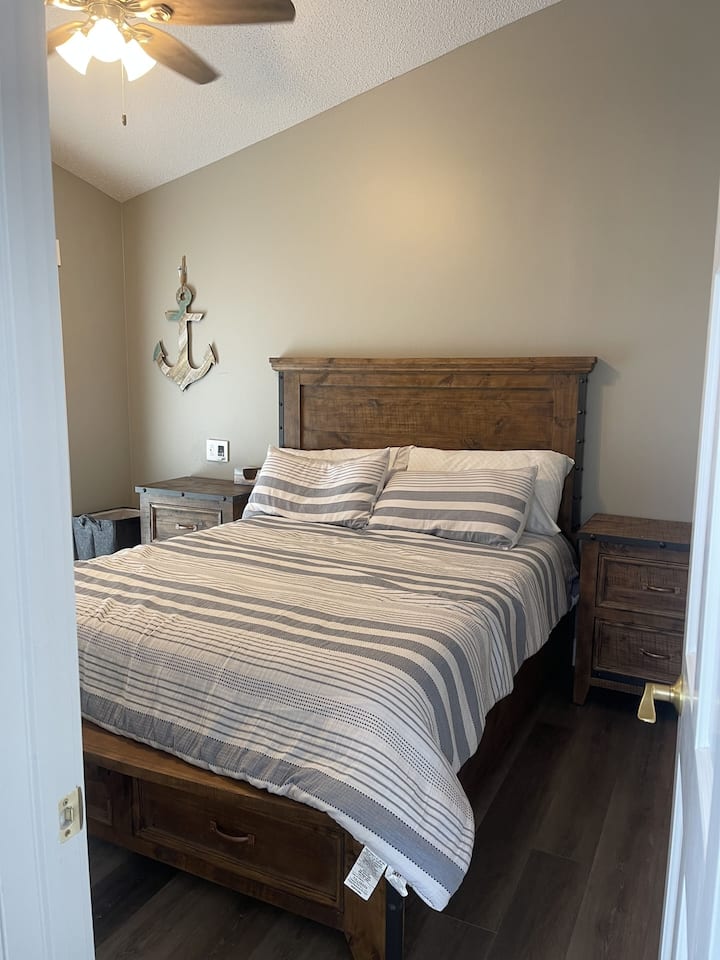 dhomë gjumi në katin e parë me pamje nga liqeni