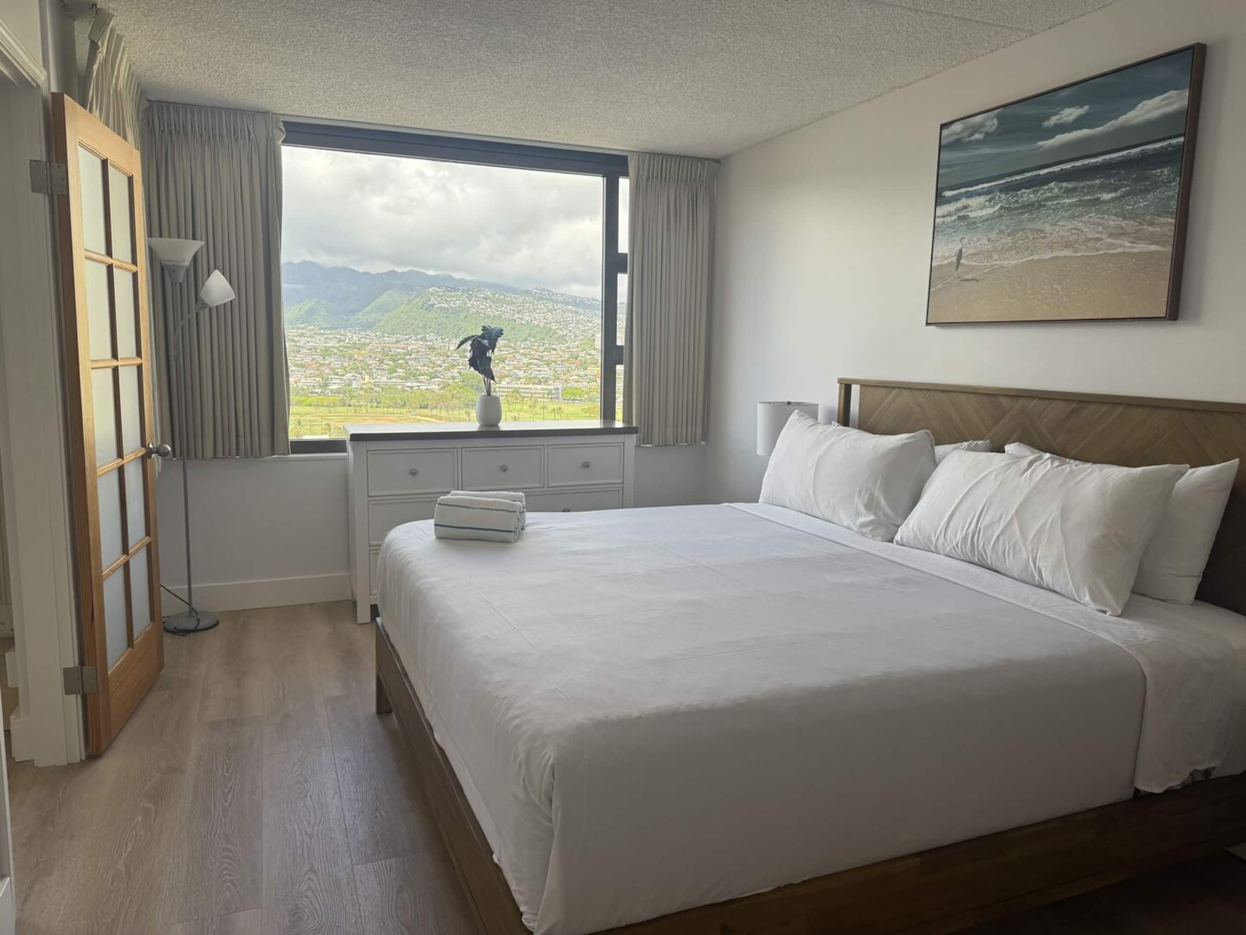 Condo in Honolulu · ★4.76 · 1 bedroom · 2 beds · 1 private bath - Image 4
