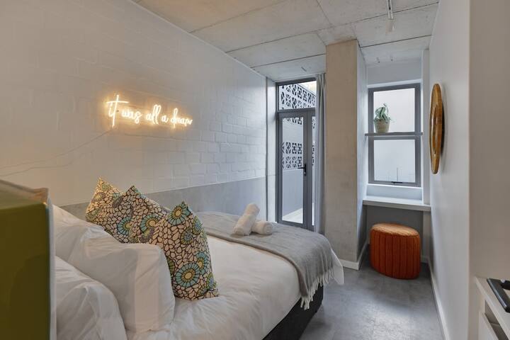 Stylish 2BR | Large Patio-Beach & Pool Access gallery image 5