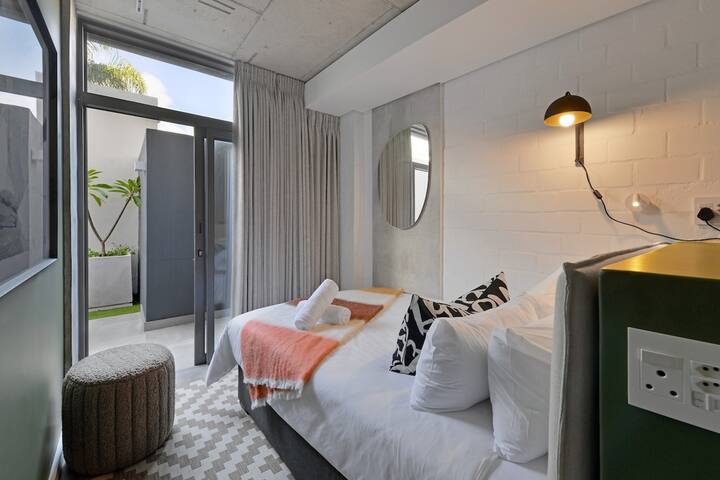 Stylish 2BR | Large Patio-Beach & Pool Access gallery image 3