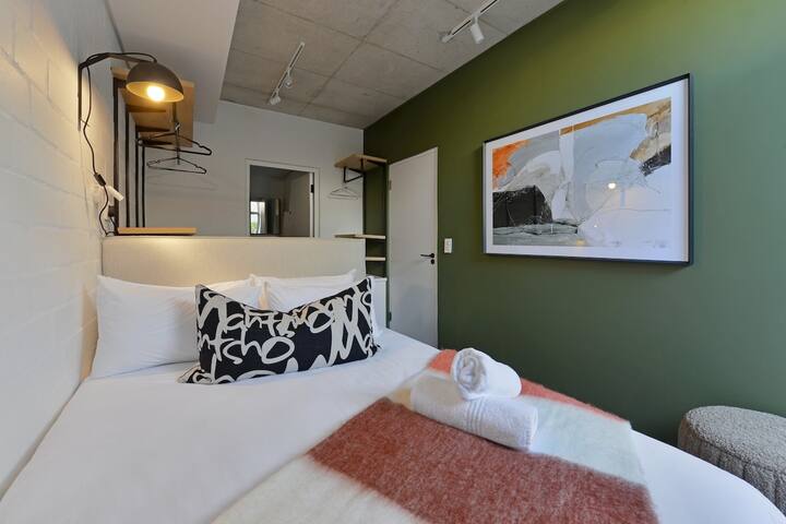 Stylish 2BR | Large Patio-Beach & Pool Access gallery image 4