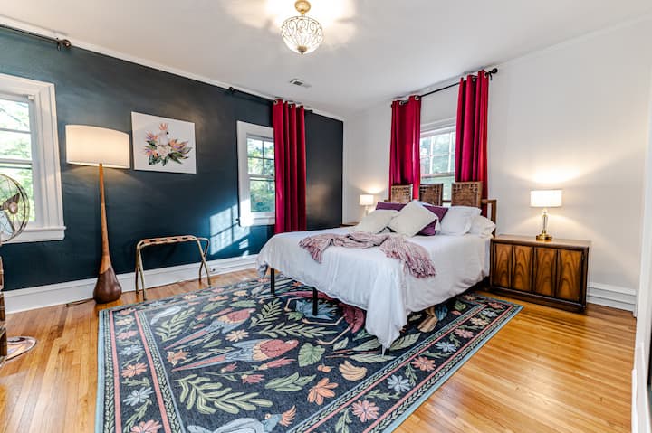 غرفة نوم كوين (الطابق العلوي)