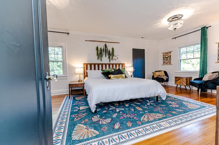 غرفة نوم بسرير كبير (الطابق العلوي)