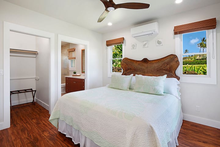 DORMITORIO DE INVITADOS EN LA PLANTA BAJA. CAMA TAMAÑO KING. AIRE ACONDICIONADO, BAÑO PRIVADO.