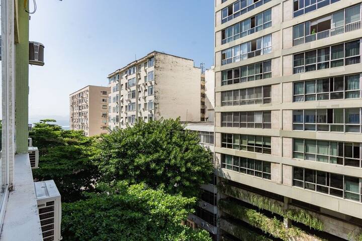 Copacabana bordering Ipanema charming 3 bedrooms