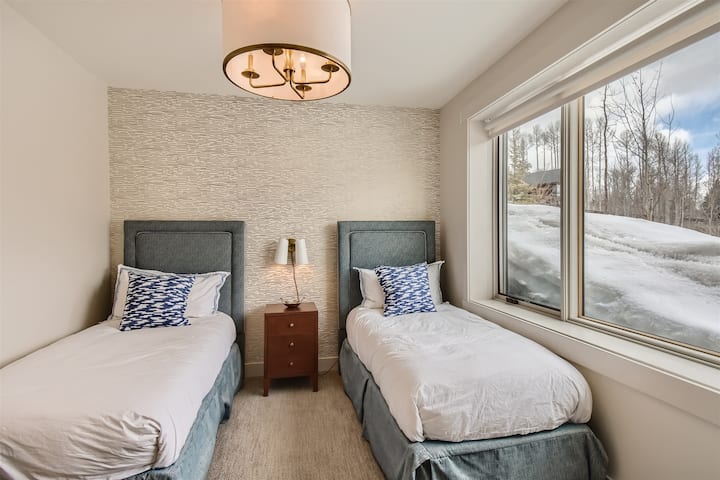 Მყუდრო ქვედა დონის საძინებელი ორი ორადგილიანი საწოლით და ხედებით ასპენსა და ხეობაზე