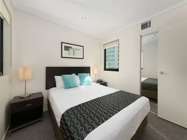 bedroom: 1 Queen or 2 Single beds