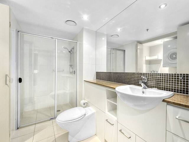 Spacious CBD 3 Bedroom Apartment gallery image 2