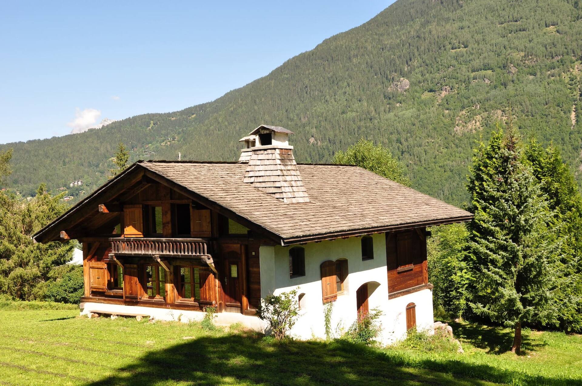 4BR Traditional Chalet BBQ + Fireplace + View