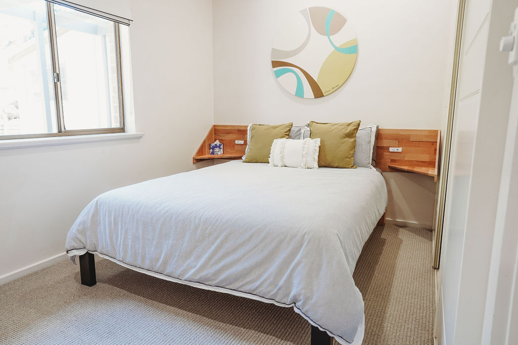 Spavaća soba 2 - bračni krevet (širine 150-179 cm) s plutajućim noćnim ormarićima i usb priključcima