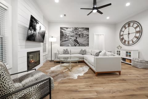 Popular Airbnb listing: The Coler Express - Bikers Dream -900 yds to Coler in Bentonville
