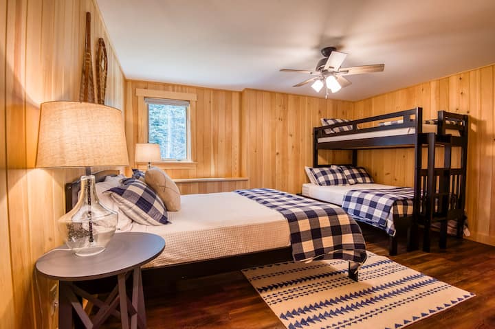 下层卧室，配备标准双人床和双层床