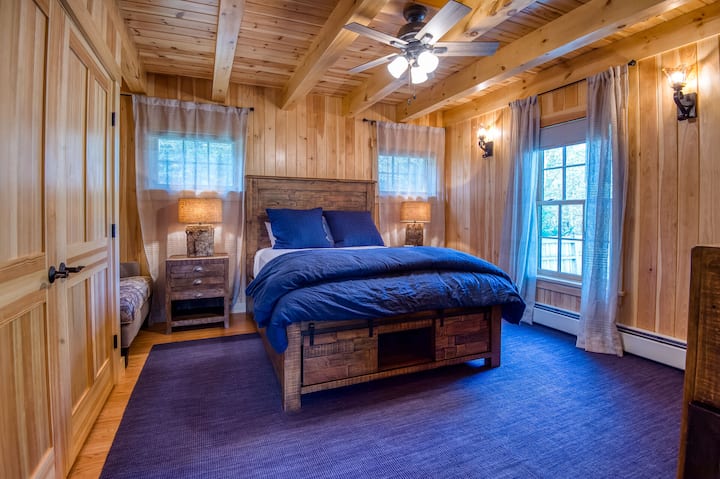 主楼层大号床卧室