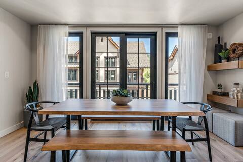Captivating Condo| Fireplace and Balcony